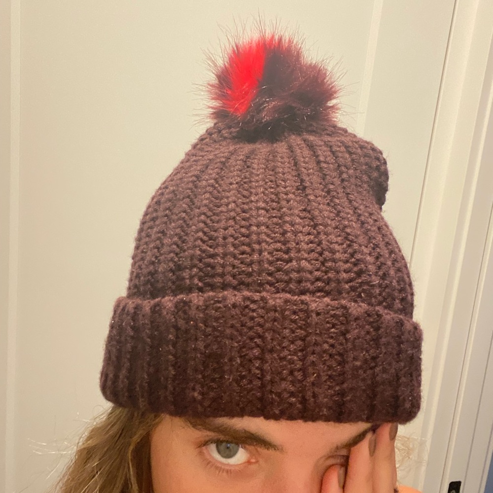 Snow bunny / Knit beanie w faux rabbit pom! / Purple pink / One size fits all.